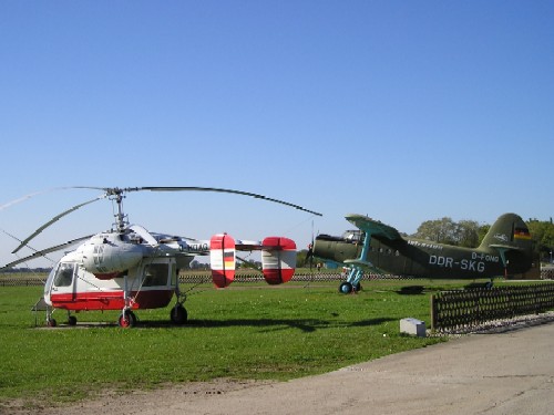 Bild vergrößern: Hubschrauber und Flugzeug